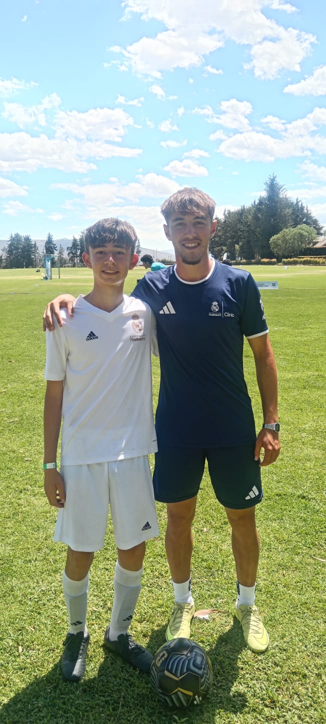Israel Colmenares junto a entrenador de la Clínica Fundación Real Madrid